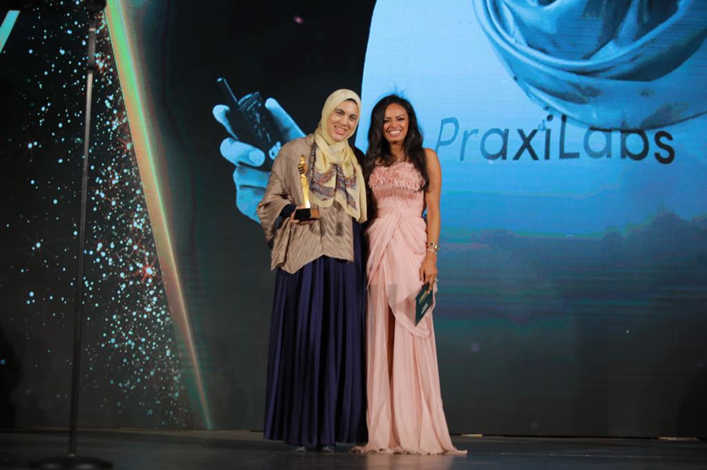 د.خديجة البدويهي اثناء استلام جائزة UN SDGs في التعليم ٢٠٢١.